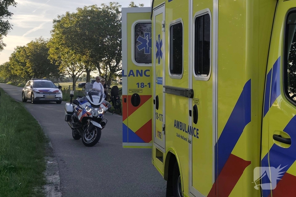 Motorrijder vliegt uit de bocht en raakt gewond