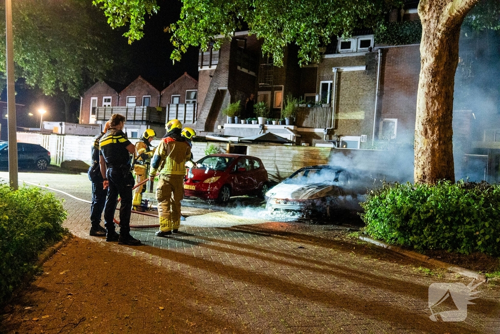 Auto brandt volledig uit met schade aan omringende schuttingen