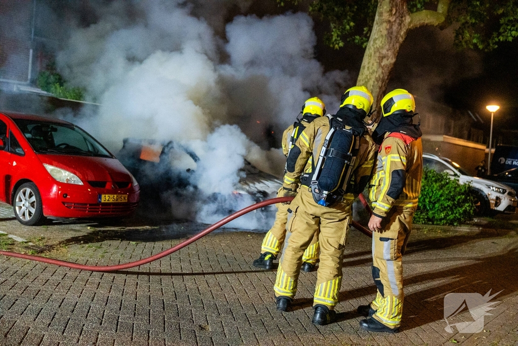 Auto brandt volledig uit met schade aan omringende schuttingen