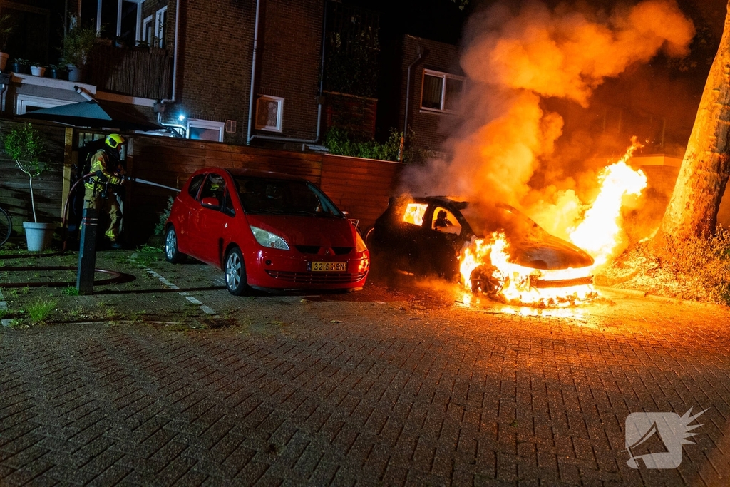 Auto brandt volledig uit met schade aan omringende schuttingen