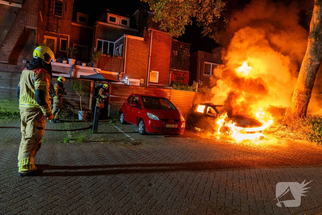 Auto brandt volledig uit met schade aan omringende schuttingen