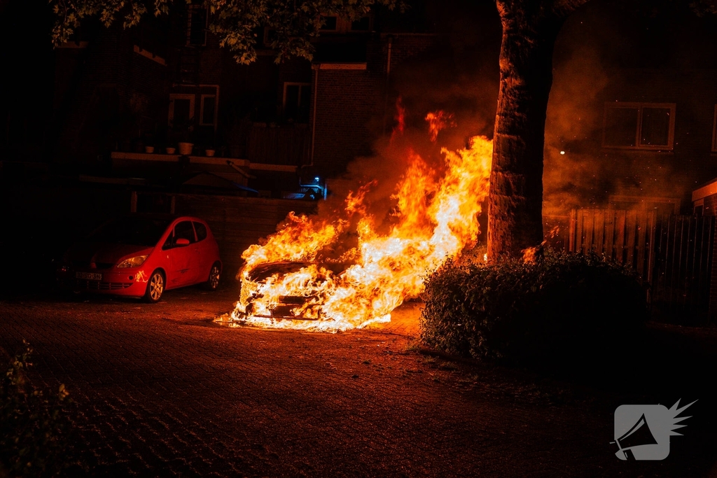 Auto brandt volledig uit met schade aan omringende schuttingen