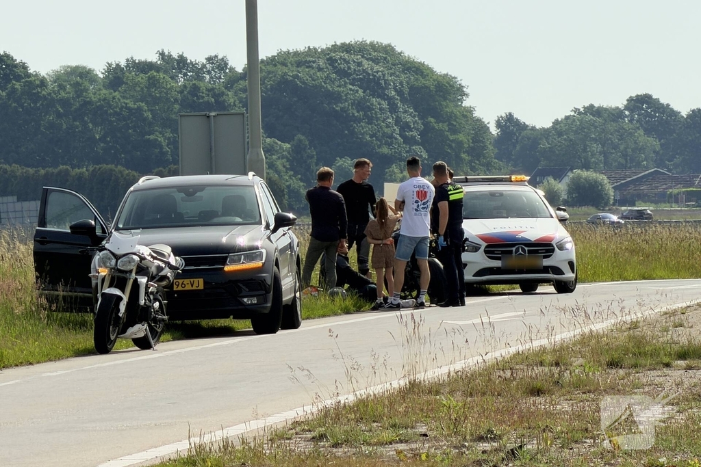 Motorrijder valt op afrit A50