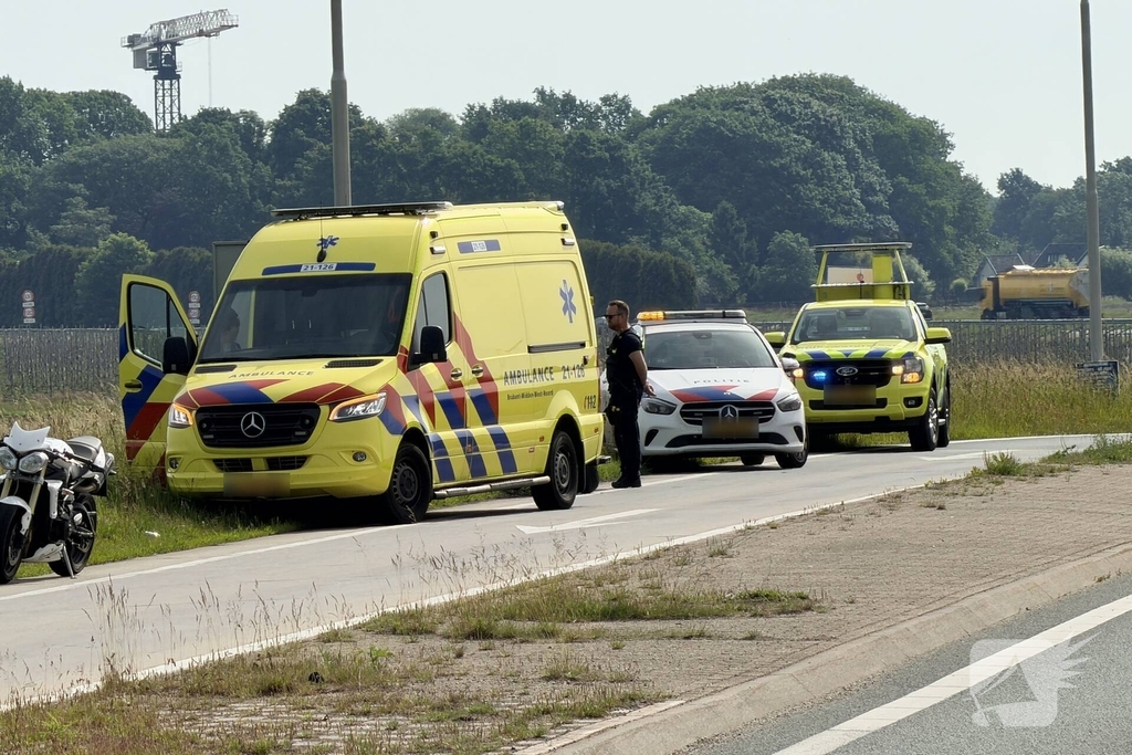 Motorrijder valt op afrit A50
