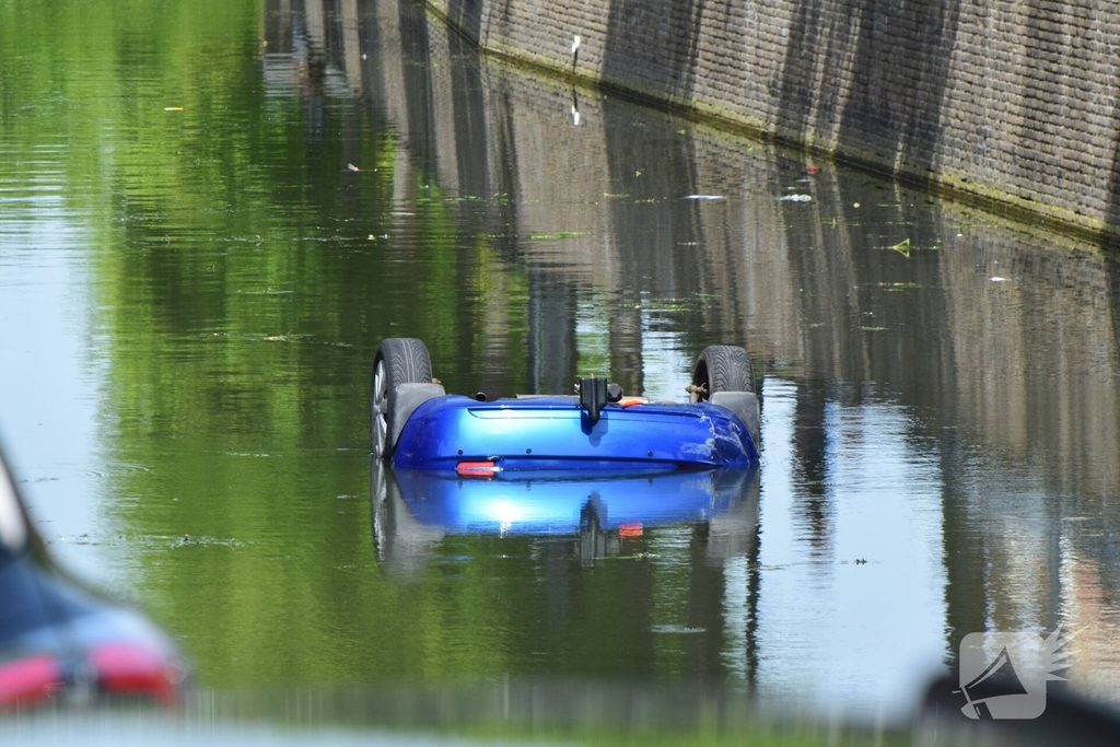 Oudere overleden na te water raken met auto