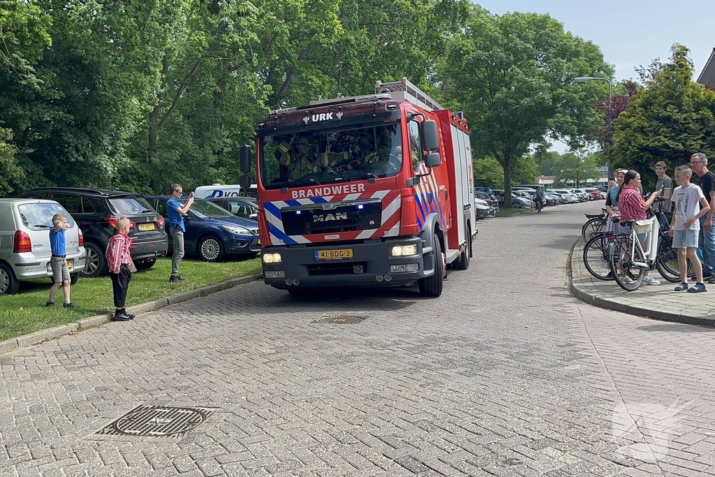 Schuur vliegt in brand in achtertuin