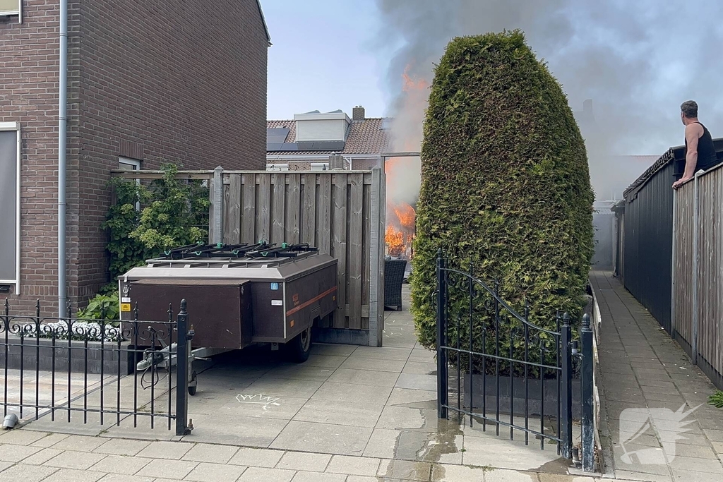 Schuur vliegt in brand in achtertuin