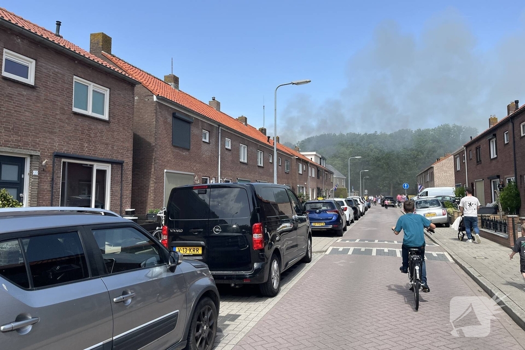 Schuur vliegt in brand in achtertuin