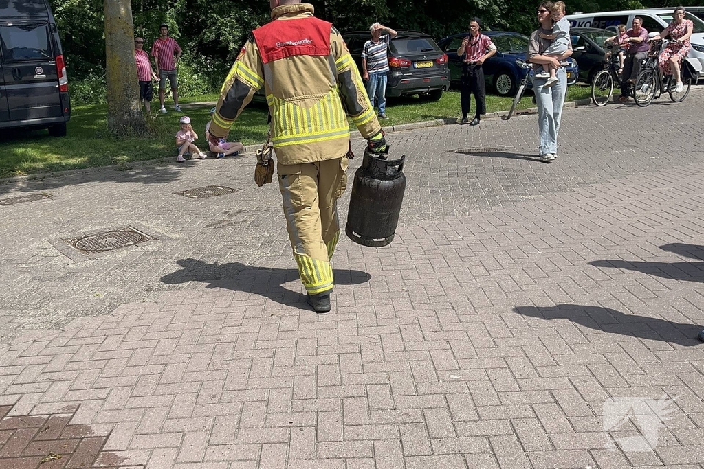 Schuur vliegt in brand in achtertuin