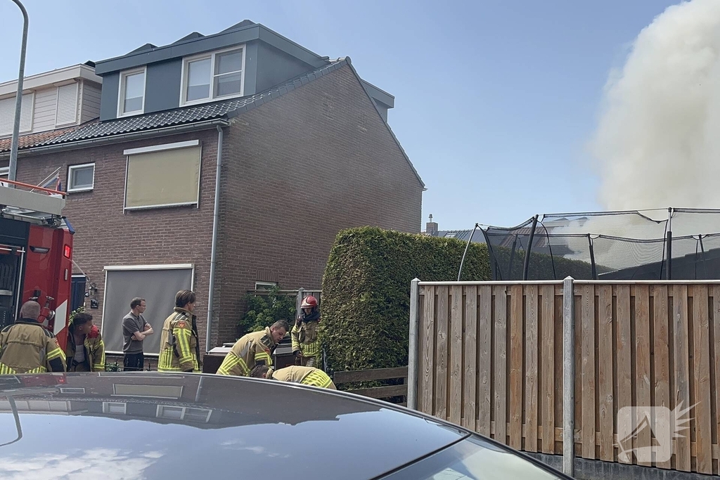 Schuur vliegt in brand in achtertuin