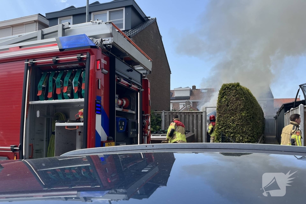 Schuur vliegt in brand in achtertuin