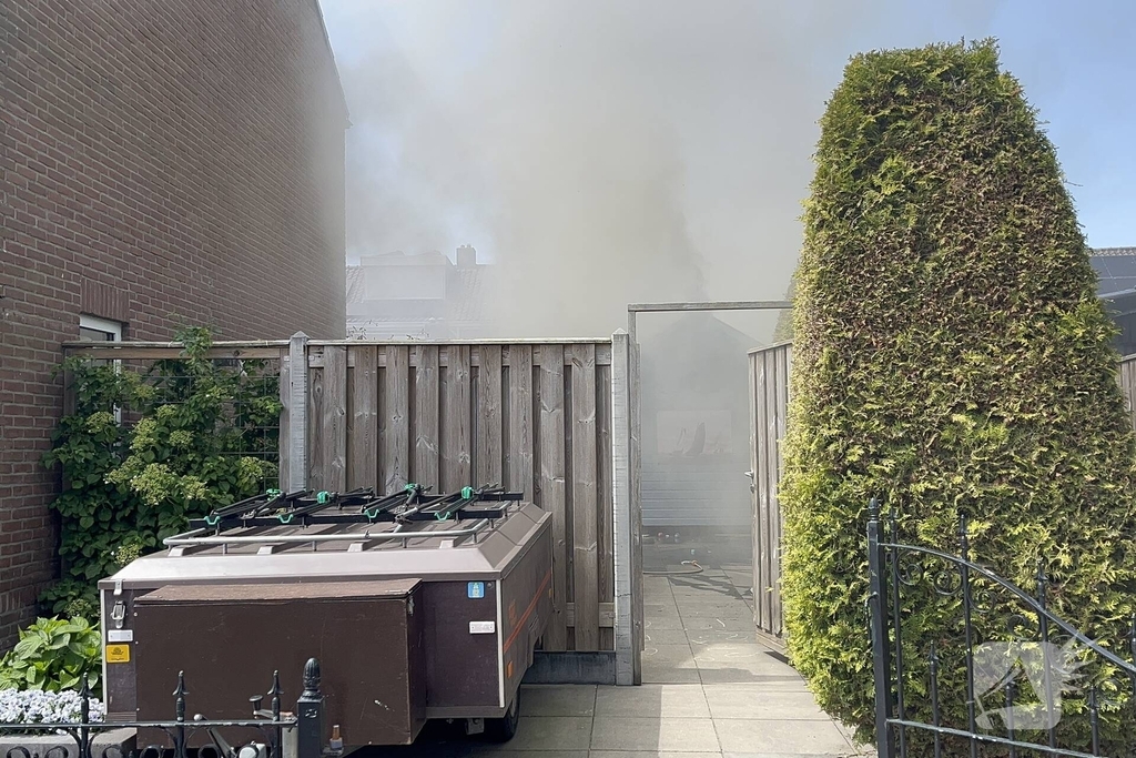Schuur vliegt in brand in achtertuin