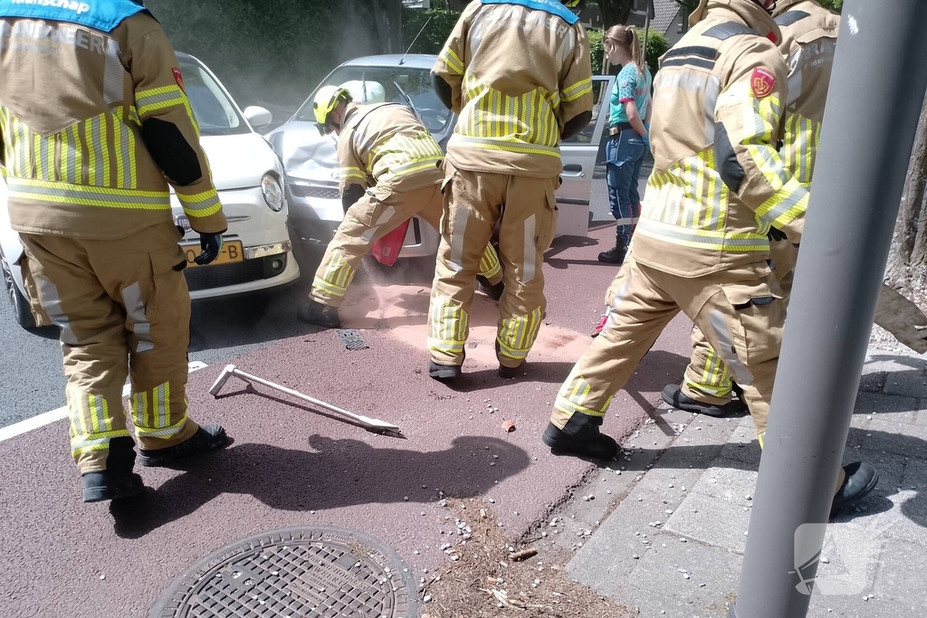 Twee personenauto's botsen tegen elkaar