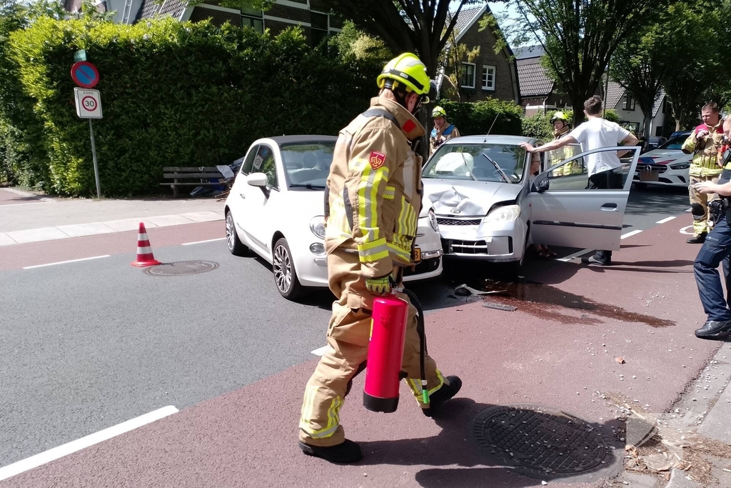 Twee personenauto's botsen tegen elkaar