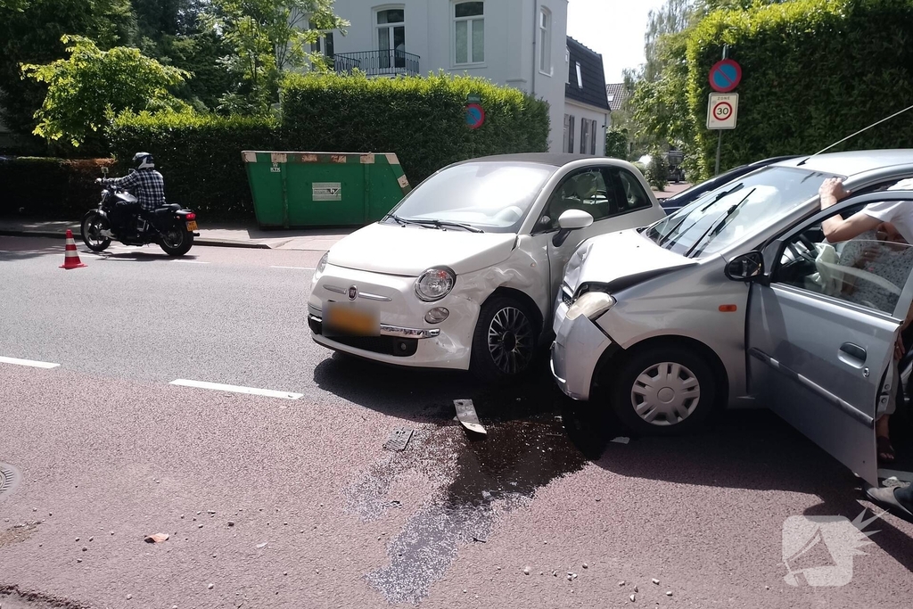 Twee personenauto's botsen tegen elkaar