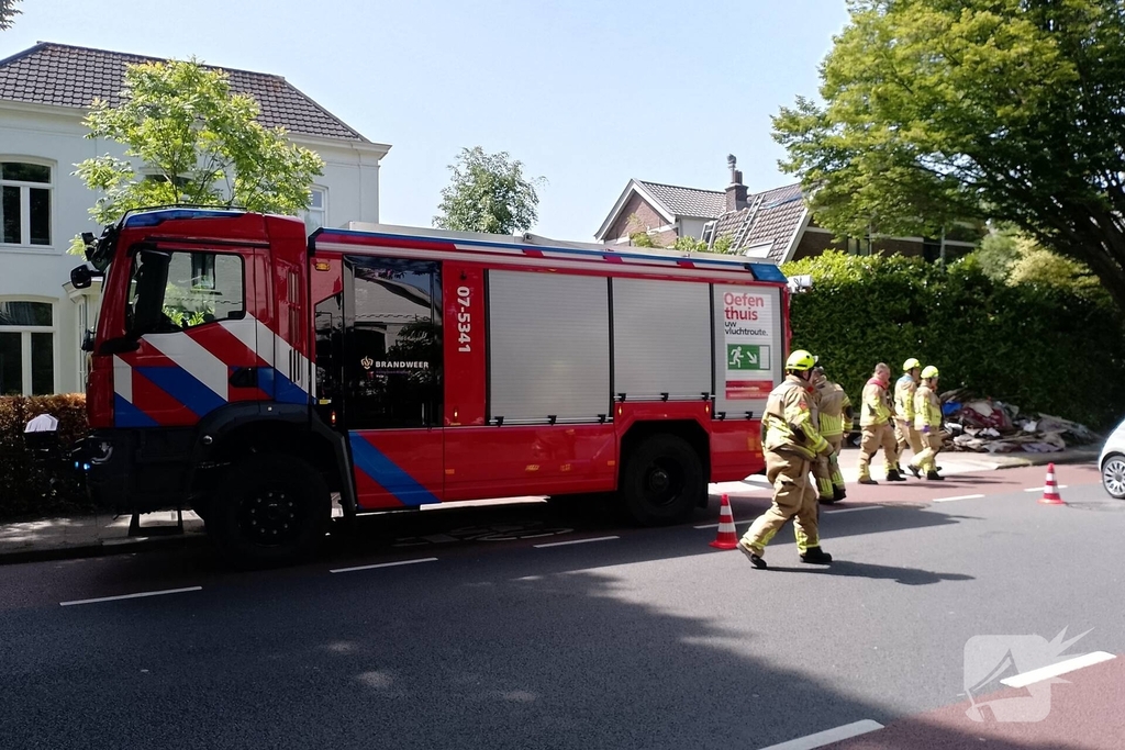 Twee personenauto's botsen tegen elkaar