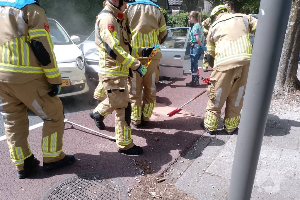 Twee personenauto's botsen tegen elkaar