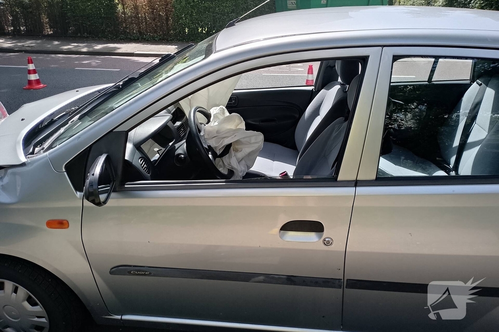 Twee personenauto's botsen tegen elkaar