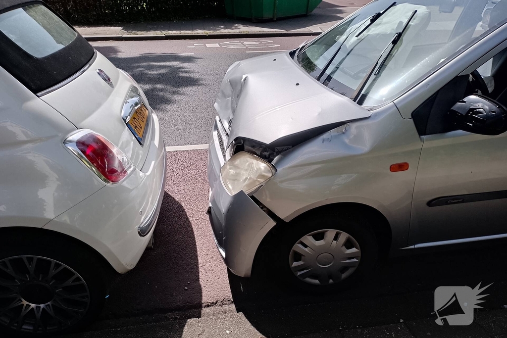 Twee personenauto's botsen tegen elkaar