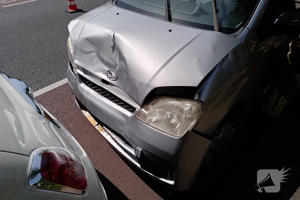 Twee personenauto's botsen tegen elkaar