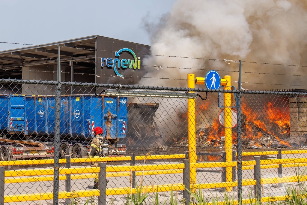 Grote zwarte rookwolken wegens brand bij afvalverwerker