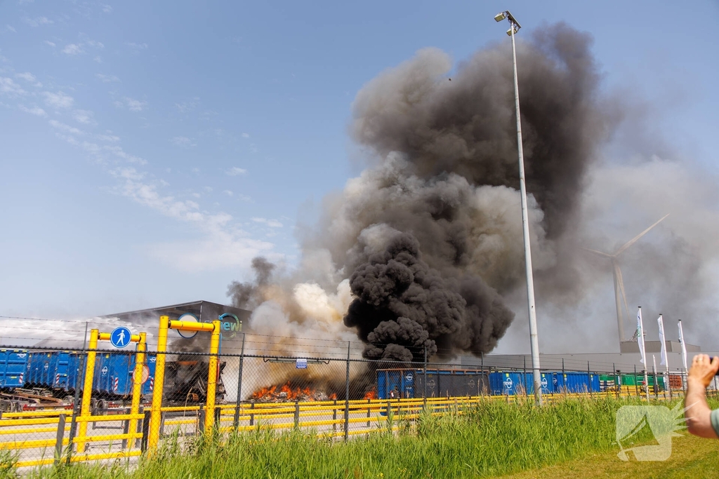 Grote zwarte rookwolken wegens brand bij afvalverwerker