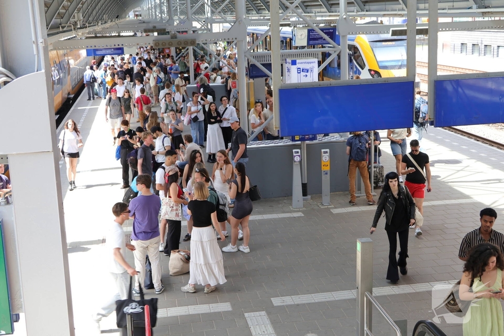 Wachtende reizigers door verstoring treinverkeer