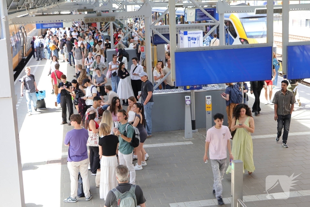 Wachtende reizigers door verstoring treinverkeer
