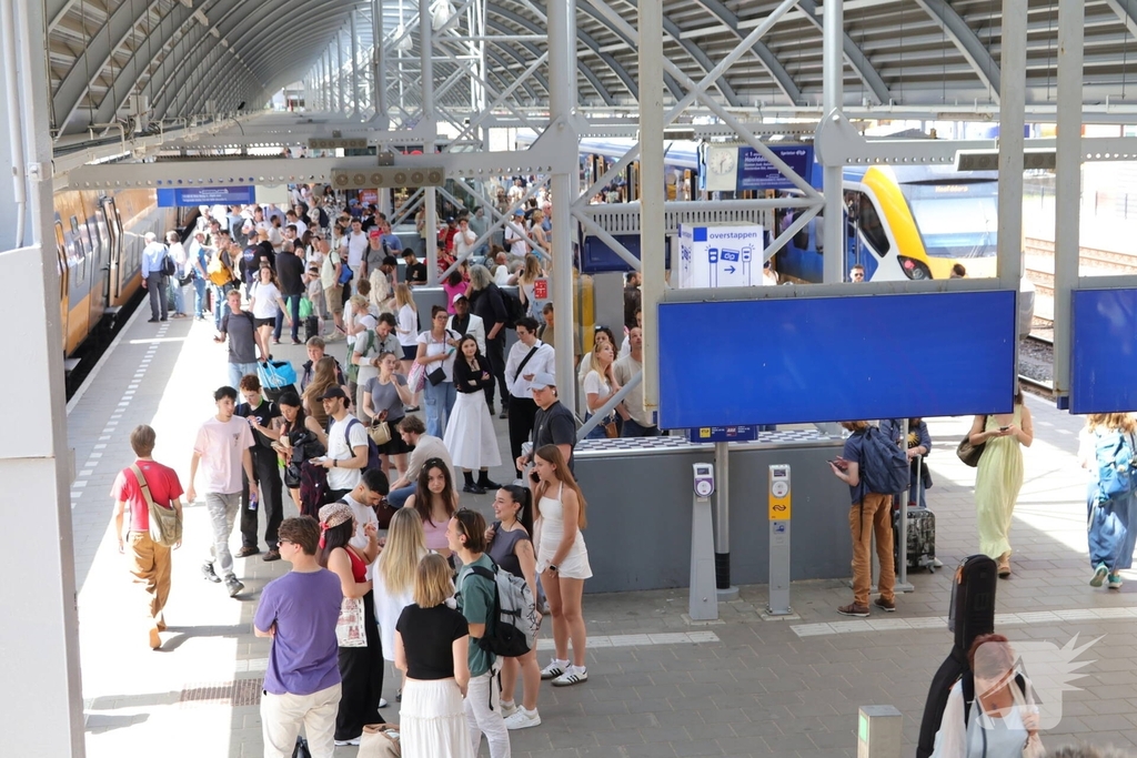 Wachtende reizigers door verstoring treinverkeer