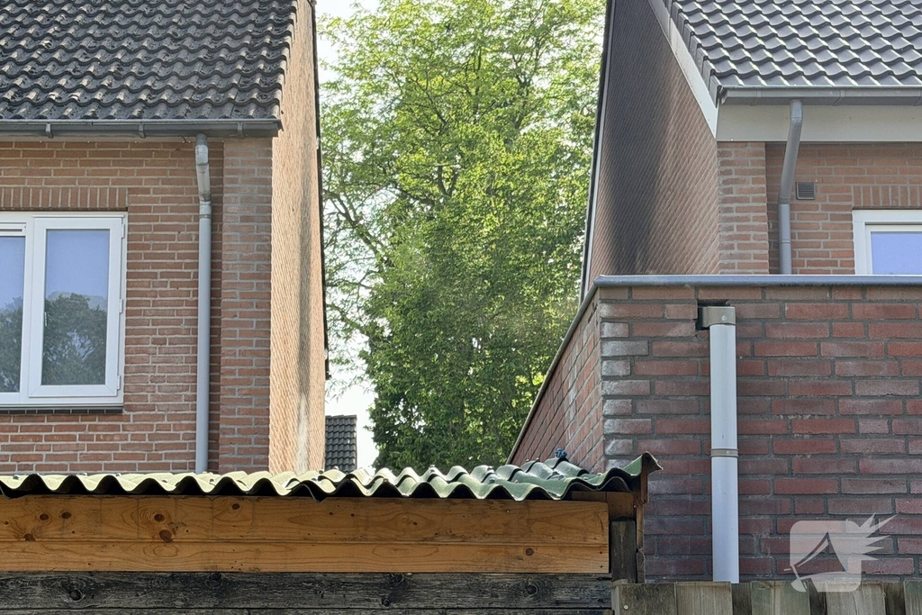 Buitenbrand slaat over op woningen