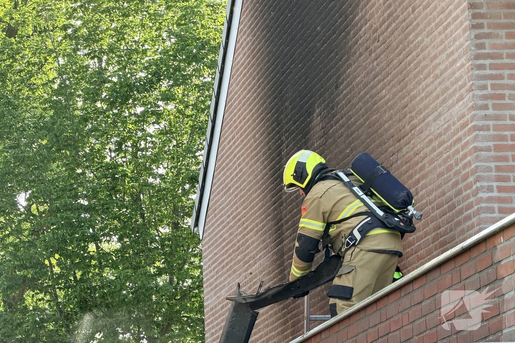 Buitenbrand slaat over op woningen