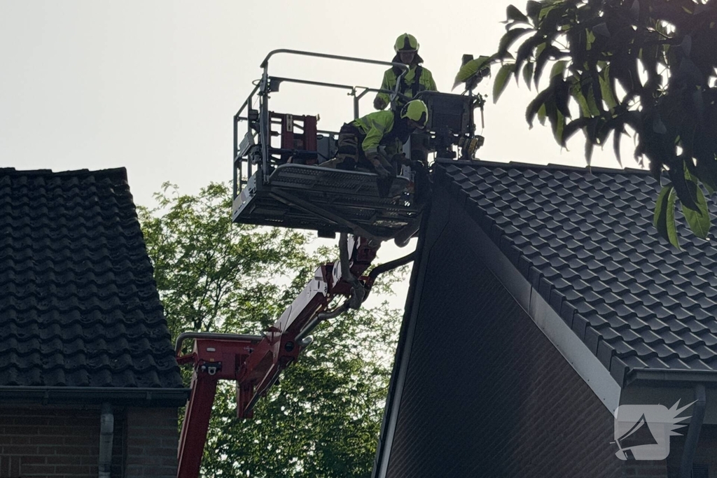Buitenbrand slaat over op woningen