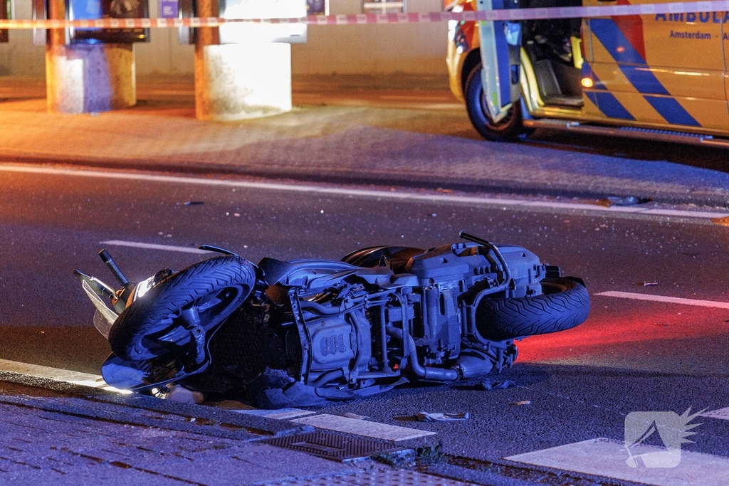 Motorscooter komt in botsing met auto