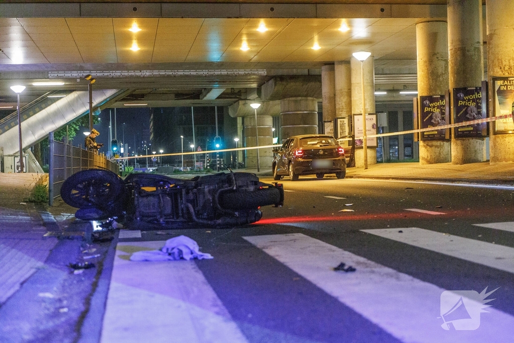 Motorscooter komt in botsing met auto