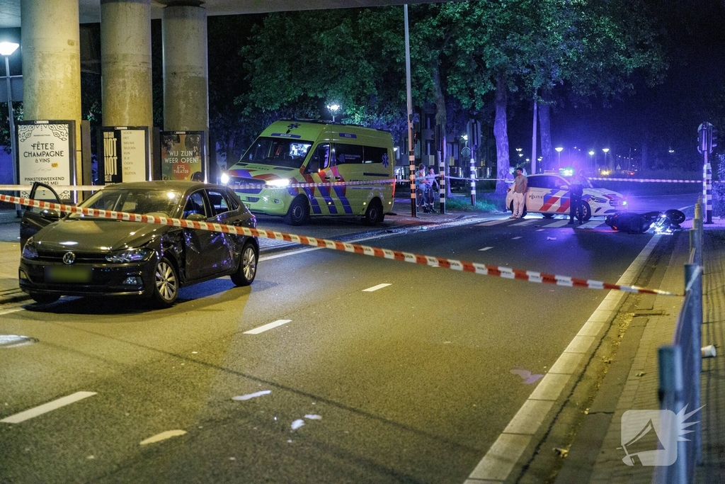 Motorscooter komt in botsing met auto