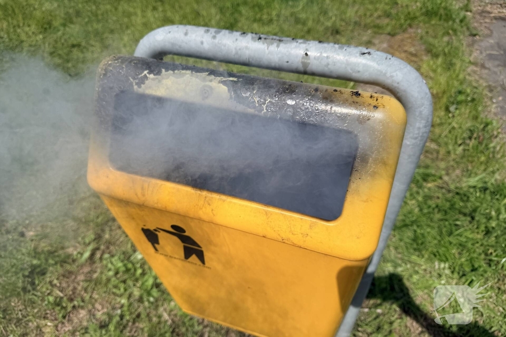 Buitenbrand ontstaan door prullenbakbrand
