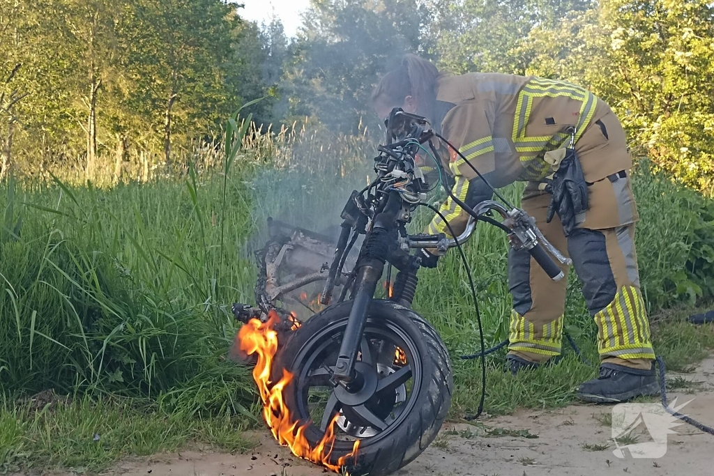 Brandweer blust door in sloot te gooien