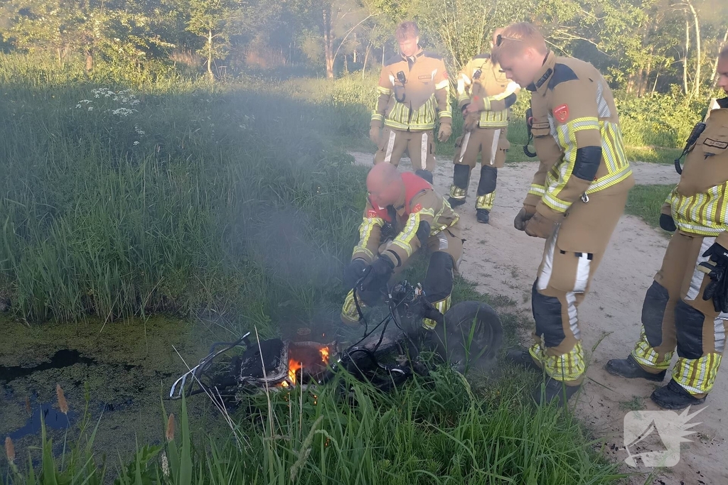 Brandweer blust door in sloot te gooien