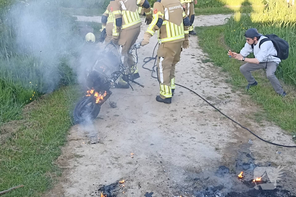 Brandweer blust door in sloot te gooien
