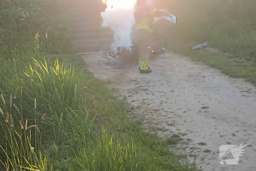 Brandweer blust door in sloot te gooien