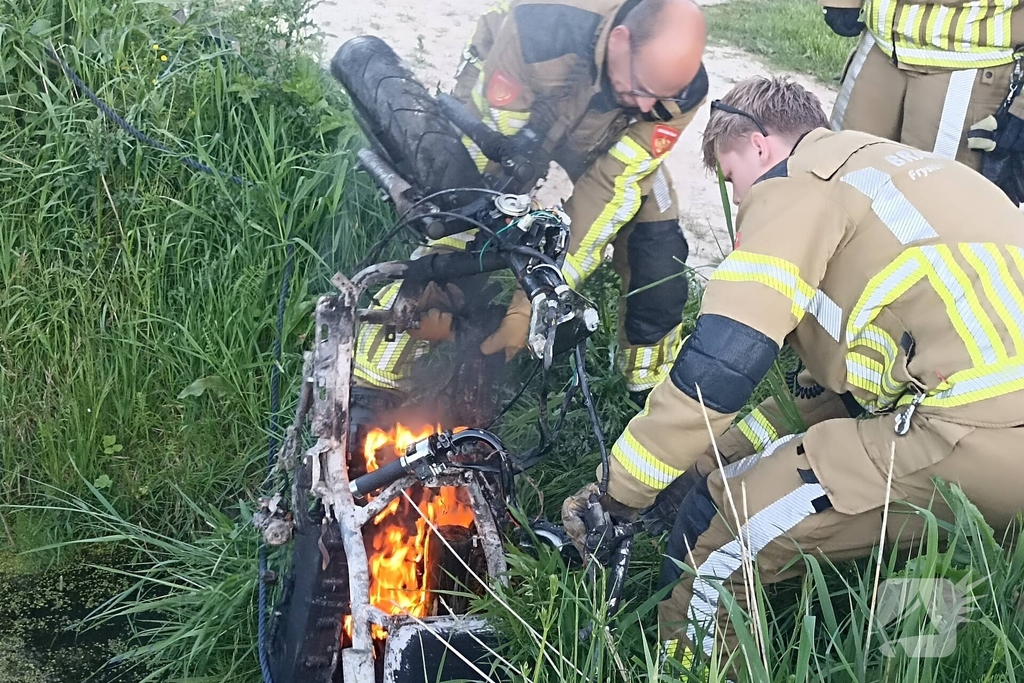 Brandweer blust door in sloot te gooien