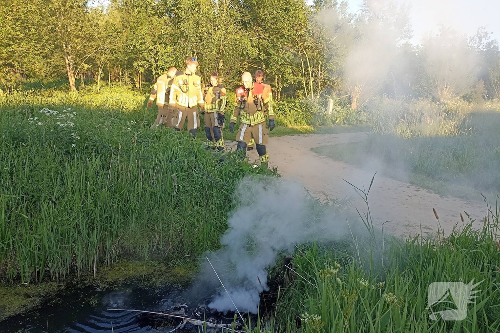Brandweer blust door in sloot te gooien