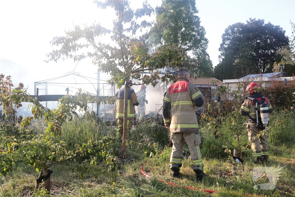Buitenbrand verwoest huisje op recreatiepark