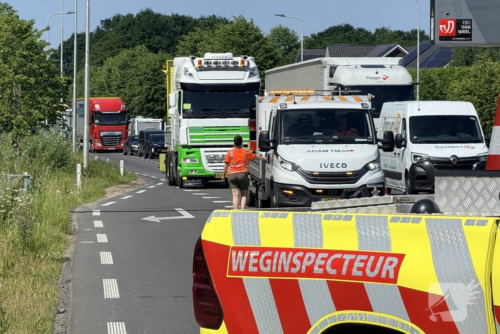 Lijnbus komt tot stilstand voor verkeerslicht