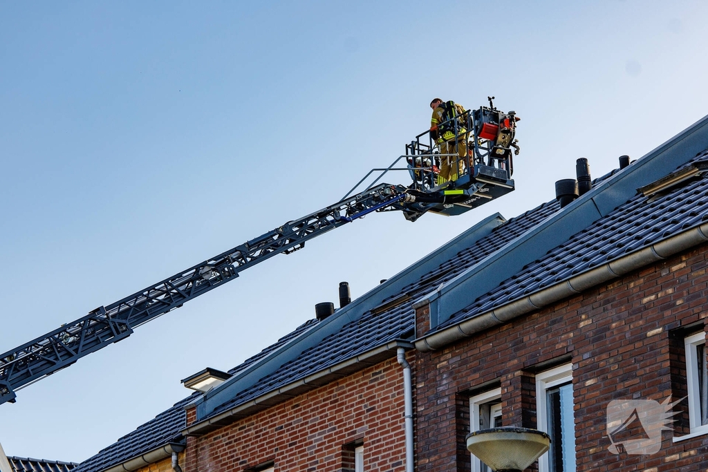 Rookontwikkeling na brand op dak woning