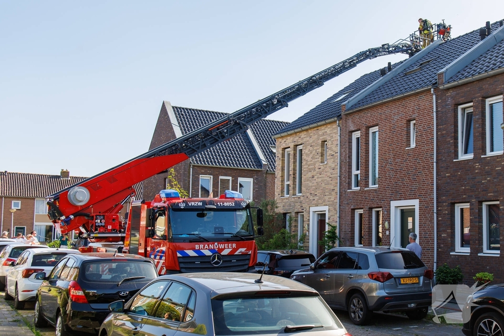 Rookontwikkeling na brand op dak woning