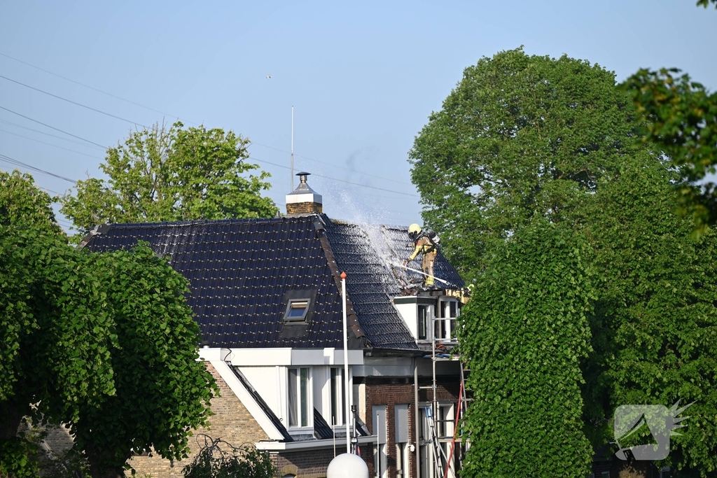 Brandweer slaat dak in bij woningbrand