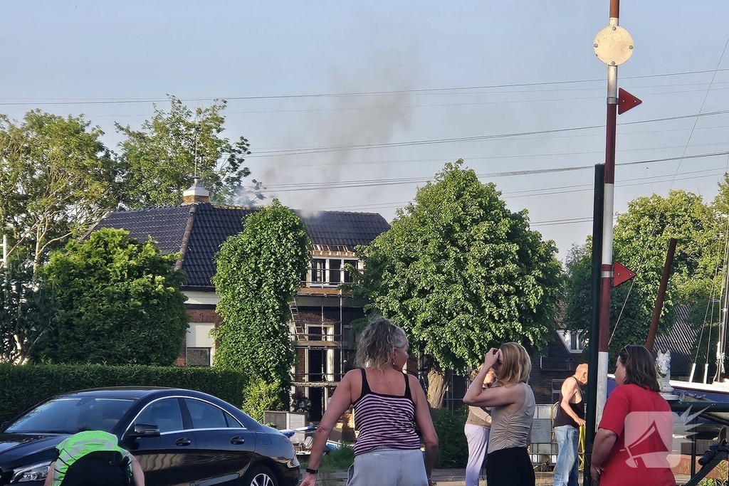 Brandweer slaat dak in bij woningbrand