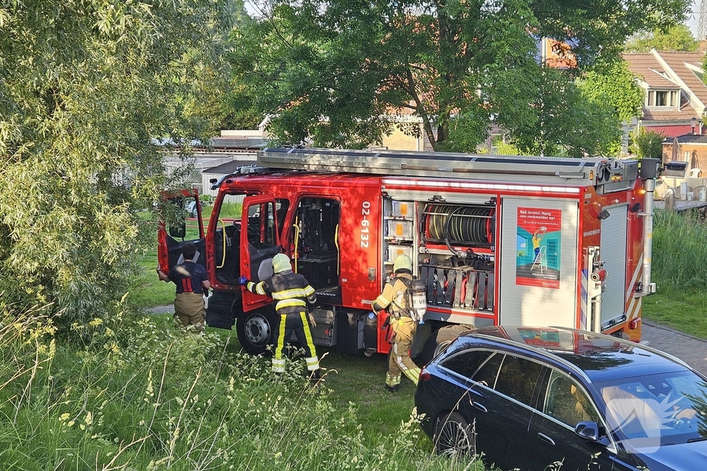 Brandweer slaat dak in bij woningbrand