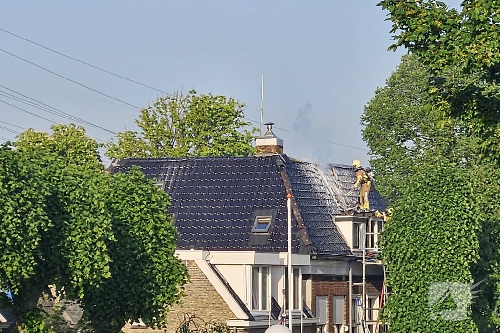 Brandweer slaat dak in bij woningbrand